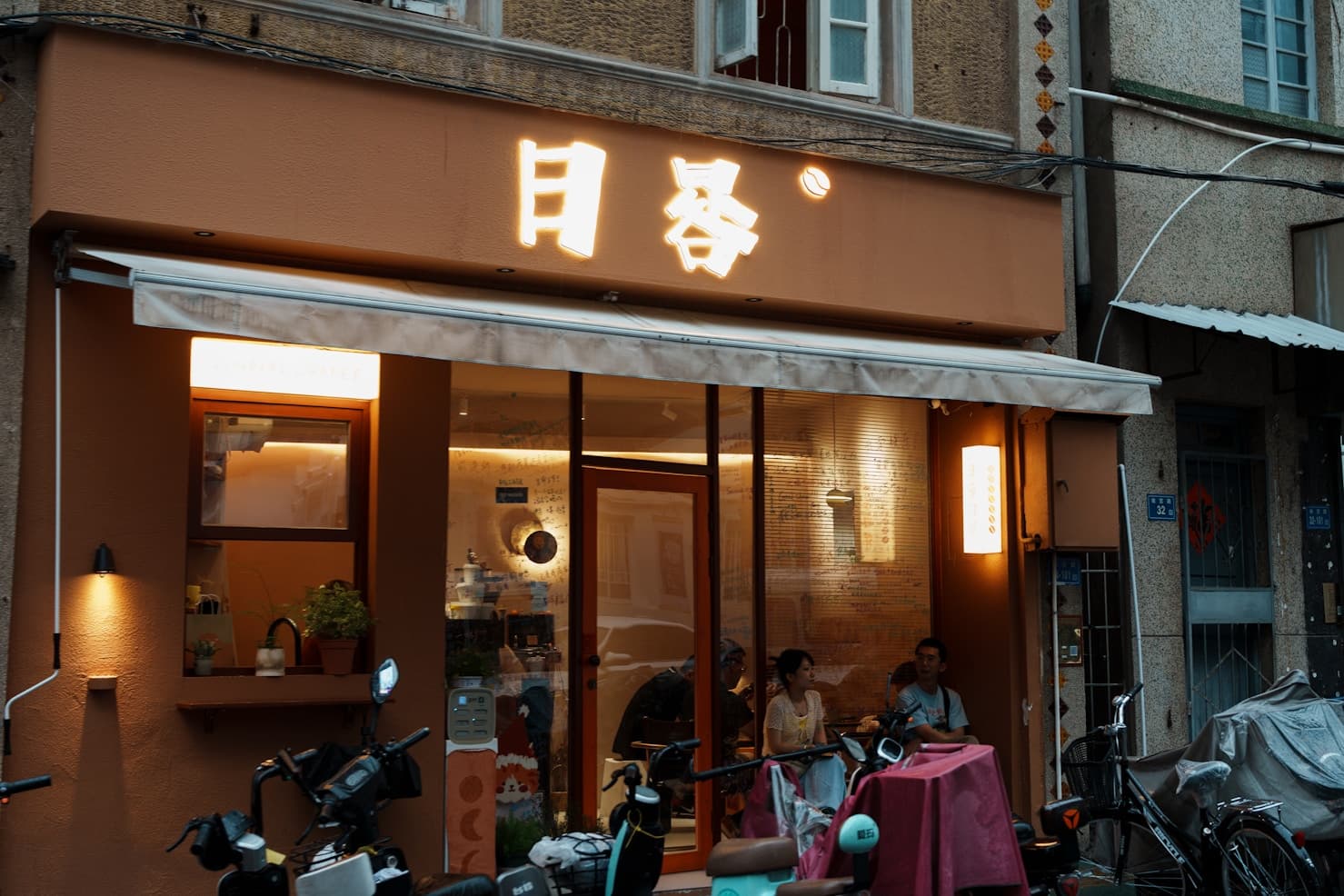 Restaurant hero
